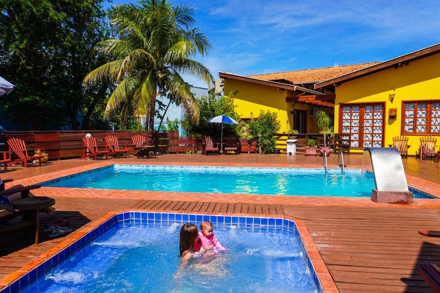 Piscina iluminada da pousada